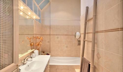Aix-les-Bains City Center Apartment | Magnifique Appartement dans palace Belle Époque