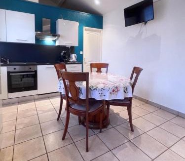 Colombier-Saugnieu Apartment | Maison 3 appartements