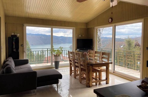 Maisod Ski Chalet | Maison Avec vue Imprenable sur le lac de Vouglans