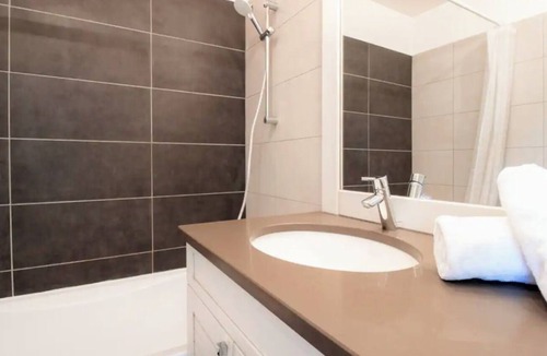 Annecy-le-Vieux Apartment | Miami, Terrasse vue lac & Montagnes, Piscine et Parking!