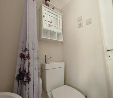 Plessis-le-Roi House | Micro studette indépendante non-fumeur, 10 m2, 45 min de Paris, sanitaires dans la même pièce que le couchage sans cloison, WiFi, kitchenette, mini terrasse, jardin, canapé lit 120x180 cm, gabarit léger, non adapté aux attentes hôtelières
