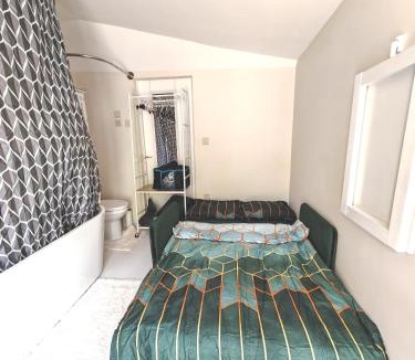Plessis-le-Roi House | Micro studette indépendante non-fumeur, 10 m2, 45 min de Paris, sanitaires dans la même pièce que le couchage sans cloison, WiFi, kitchenette, mini terrasse, jardin, canapé lit 120x180 cm, gabarit léger, non adapté aux attentes hôtelières