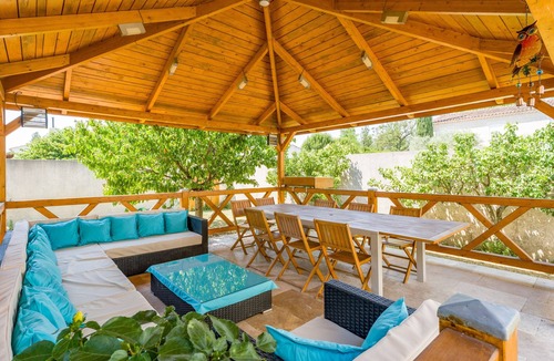 Paluds de Noves Apartment | New Studio at the Gateway to the Alpilles with Pool and Large Garden