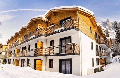 Les Tines Apartment | Nice apartment for 4 guests with hot tub, pool, TV, balcony and parking