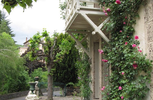 Saint-Nectaire House | Old house with character. Walled garden . Swimming pool and shops at 300 m
