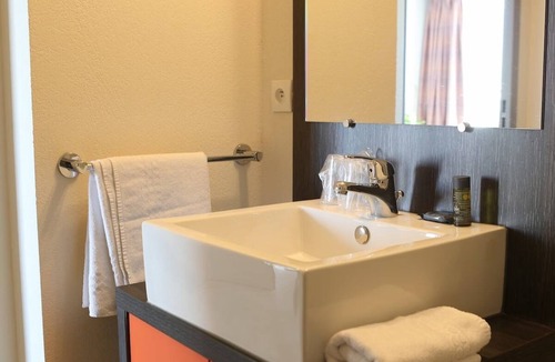 Chevilly-Larue Hotel | Paris Area Studio Near Villejuif Metro, Shops and Local Restaurants