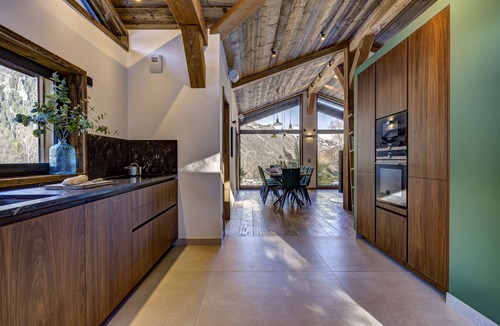 Le Lavancher Ski Chalet | Peaceful Serviced Chalet with Indoor Pool