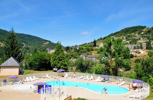Entraygues-sur-Truyere Condo | Piscine avec vue sur le Lot | Sauna sur place