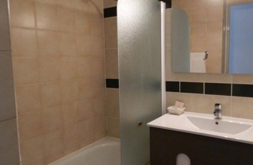 Sud House | Près de la Gare ! Chambre simple + Piscine et WiFi