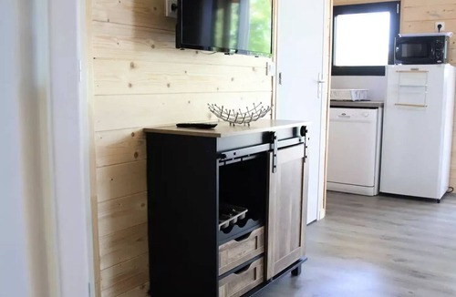 Brens Ski Chalet | PREMIUM 2-Bedroom Cottage - AC - Dishwasher - TV - BBQ - Cleaning*, sheets, bath towels - 35 m² + 12 m² covered terrace - Sleeps 4 to 5 people - 4 people