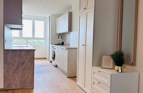 Bron Condo | Premium Air-Conditioned Apartment—5 Bedrooms—Metro Line D