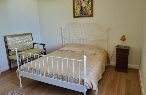 Saint-Just-d'Avray Bed & Breakfast | Private room with shower and washbasin