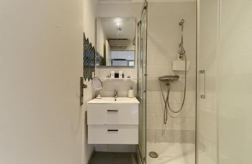 La Californie Apartment | Promenade des Anglais-2 MINS WALK TO BEACH- Charming Duplex -Air Conditioning Wi-Fi