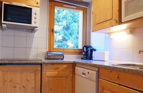 Meribel-Mottaret Apartment | Quiet duplex, bright living room with fireplace for 8 people