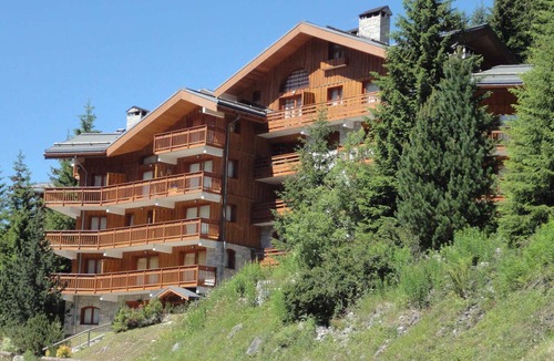 Meribel-Mottaret Apartment | Quiet duplex, bright living room with fireplace for 8 people
