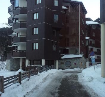 La Perriere Apartment | Résidence Saboïa A Courchevel skis aux pieds
