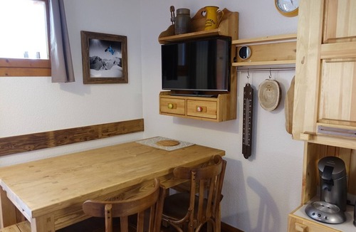 Areches Apartment | Renovated apartment with pool, near slopes, for 4 people