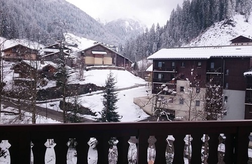 Areches Apartment | Renovated apartment with pool, near slopes, for 4 people
