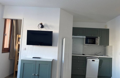 La Perriere Apartment | Renovated apartment in the heart of the resort for skiers, parking, pets allowed
