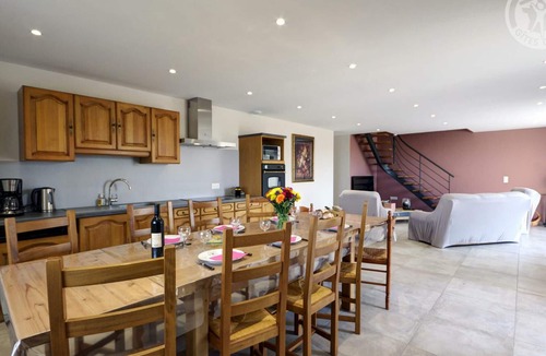 Panissieres Cottage | Renovated holiday house for 10 people with fiber internet, terraces and private courtyard