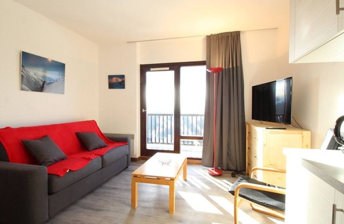 Flaine Apartment | Renovated Studio for 4, South-Facing Balcony, Close to Slopes & Shops