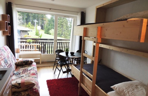 Les Gets Apartment | Renovated studio ski-in/ski-out, balcony, pool, parking