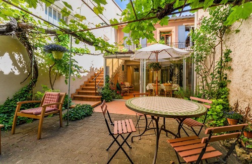 Bedoin Apartment | Room 'Terre De Provence' with Shared Terrace, Shared Garden and Wi-Fi
