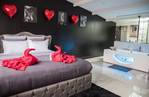 Bretigny-sur-Orge Apartment | SECRET SUITE "Mr Grey" - Jacuzzi privatif - Gare RER C - Proche Paris