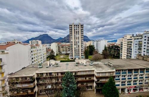 Quartier des Eaux-Claires Apartment | Spacious 80m2 Apartment - 8th Floor, Free Parking, Sleeps 5