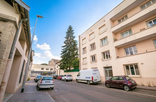 Faubourg Sud Apartment | Spacious 95m² w/AC & Private Parking – 2BR, Comfort Stay 4 Guests