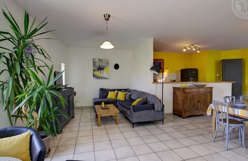 Saint-Just-la-Pendue Cottage | Spacious countryside home with jacuzzi, sauna and outdoor games