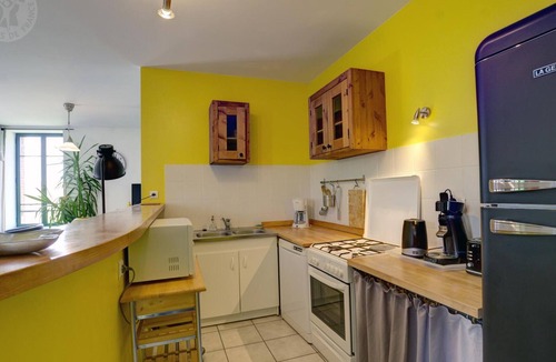 Saint-Just-la-Pendue Cottage | Spacious countryside home with jacuzzi, sauna and outdoor games