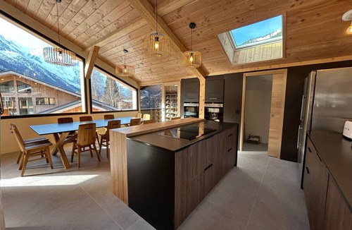 Les Tines Ski Chalet | Spacious chalet with jacuzzi, pets allowed and private parking