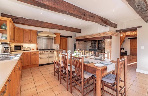 Lisle-sur-Tarn Villa | Spacious Countryside Villa, Games Room, Private Heated Pool & Large Grounds - 5mins from Salvagnac!