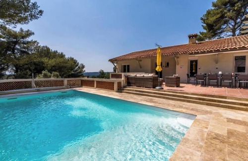 Velaux Apartment | Spacious Countryside Villa with Heated Pool – Peaceful & Family-Friendly