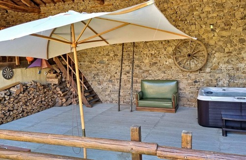 Saint-Denis-sur-Coise Cottage | Spacious house with spa and garden for 10 people