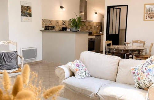 Gargas Apartment | Spacious gîte in Provence, 2 bedrooms, air conditioning, wifi fibre, parking