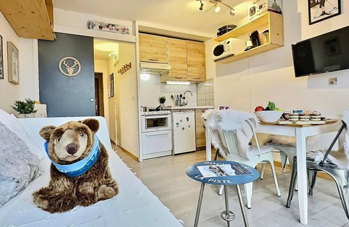 Le Lavachet Apartment | Studio cabin with south balcony, 5 min to slopes, wifi included