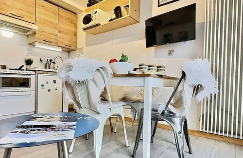 Le Lavachet Apartment | Studio cabin with south balcony, 5 min to slopes, wifi included