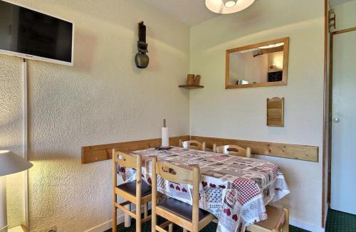 Belle Plagne Apartment | Studio-cabine pour 4 au pied des pistes, vue balcon - FR-1-455-221