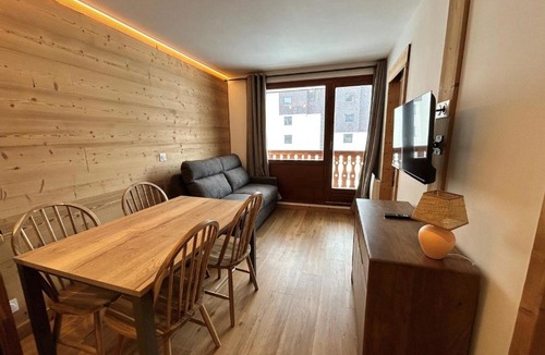 Val Claret Apartment | Studio cabine rénové au pied des pistes avec balcon à Tignes - FR-1-502-577