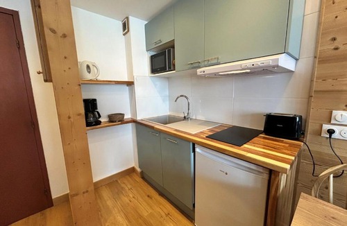 Val Claret Apartment | Studio cabine rénové au pied des pistes avec balcon à Tignes - FR-1-502-577