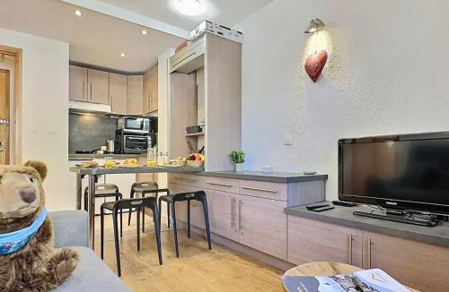 Val-d'Isere Apartment | Studio cabine rénové Val d'Isère, 4 pers, proche centre et pistes, avec balcon et WIFI - FR-1-411-690
