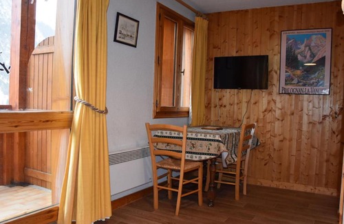 Pralognan-la-Vanoise Apartment | Studio cosy près des commerces, balcon sud - FR-1-464-122