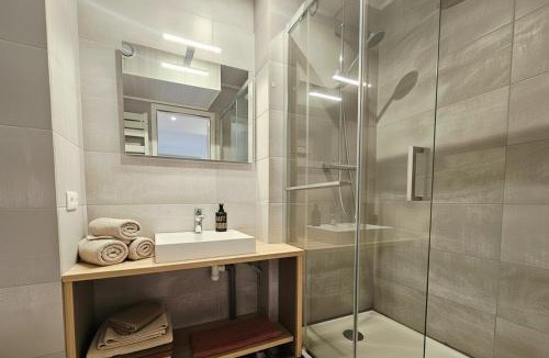 Duingt Apartment | Studio sous les toits - Plage & Parking privés