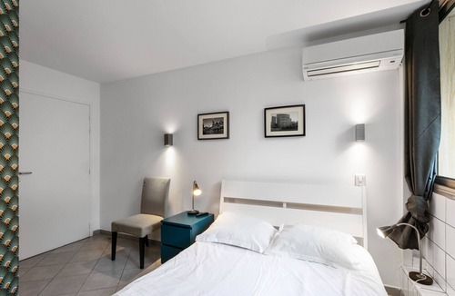 Montpellier City-Centre Apartment | Studio vue Cour-Apartment-Budget-Courtyard view-Ensuite with Bath