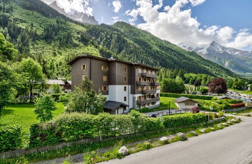 Chamonix City Centre Apartment | Stylish Apartment near Nursery Slope & Town Centre
