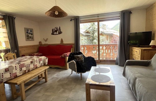 Pralognan-la-Vanoise Apartment | Sunny 2-room charm, south balcony, parking, close to slopes