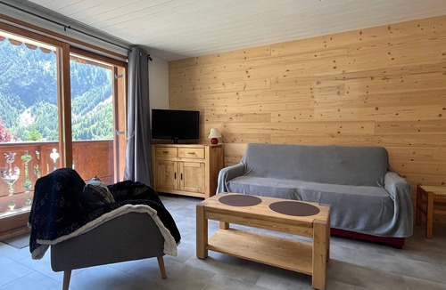 Pralognan-la-Vanoise Apartment | Sunny 2-room charm, south balcony, parking, close to slopes