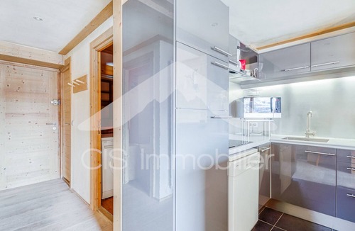 Meribel Apartment | Sunny apartment for 6, ski-in/ski-out in Méribel